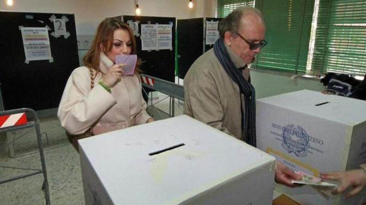 Φίλησε το ψηφοδέλτιο πριν το ρίξει η «αρραβωνιαστικιά» του Σίλβιο